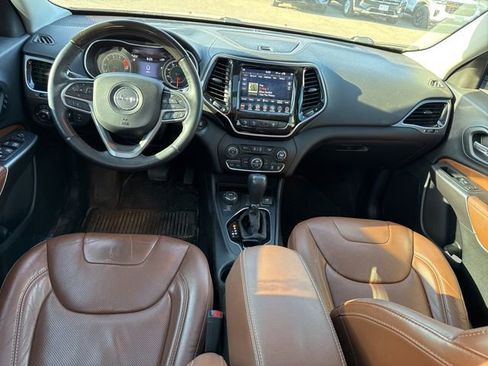 Used 2019 Jeep Cherokee Overland w/ Technology Group AWD/4WD image 16
