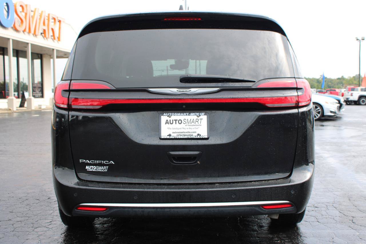 Used 2023 Chrysler Pacifica Touring-L FWD image 5