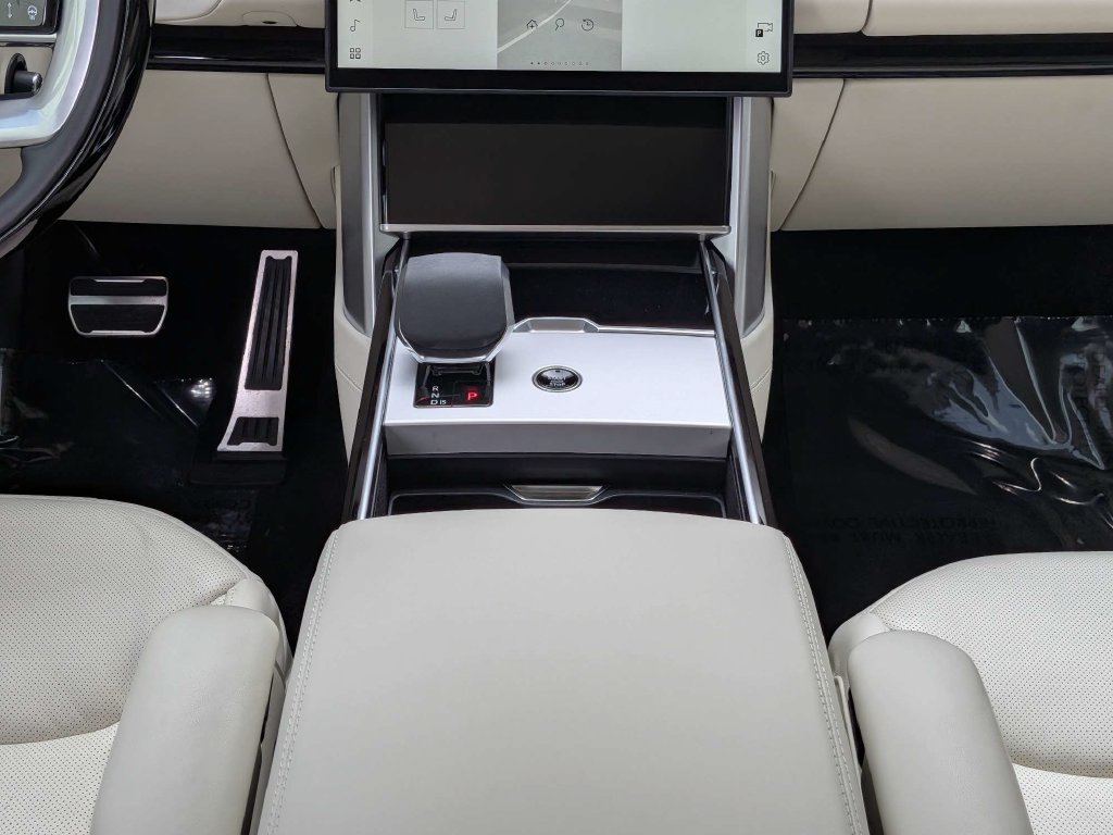 Certified 2025 Land Rover Range Rover SE AWD/4WD image 18
