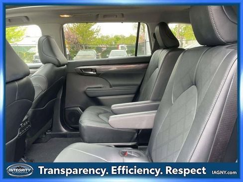 Used 2024 Toyota Highlander Platinum FWD image 12
