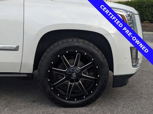 Used 2020 Cadillac Escalade Premium Luxury image 11