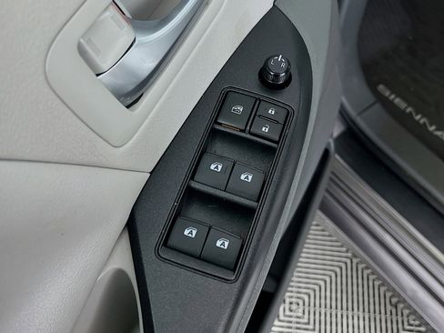 Used 2020 Toyota Sienna LE image 18