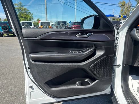 Used 2023 Jeep Grand Cherokee L Laredo AWD/4WD image 29