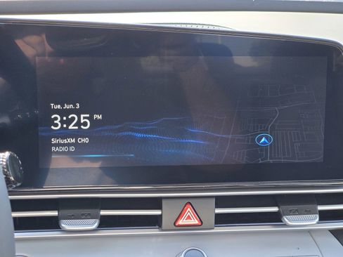 New 2025 Hyundai Elantra Limited image 18