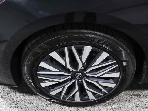 Used 2024 Nissan Altima 2.5 SV image 11