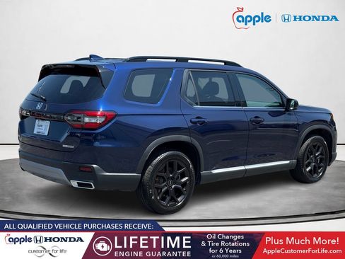 Used 2025 Honda Pilot Touring image 3