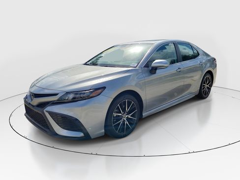 Used 2024 Toyota Camry SE w/ Convenience Package FWD image 3