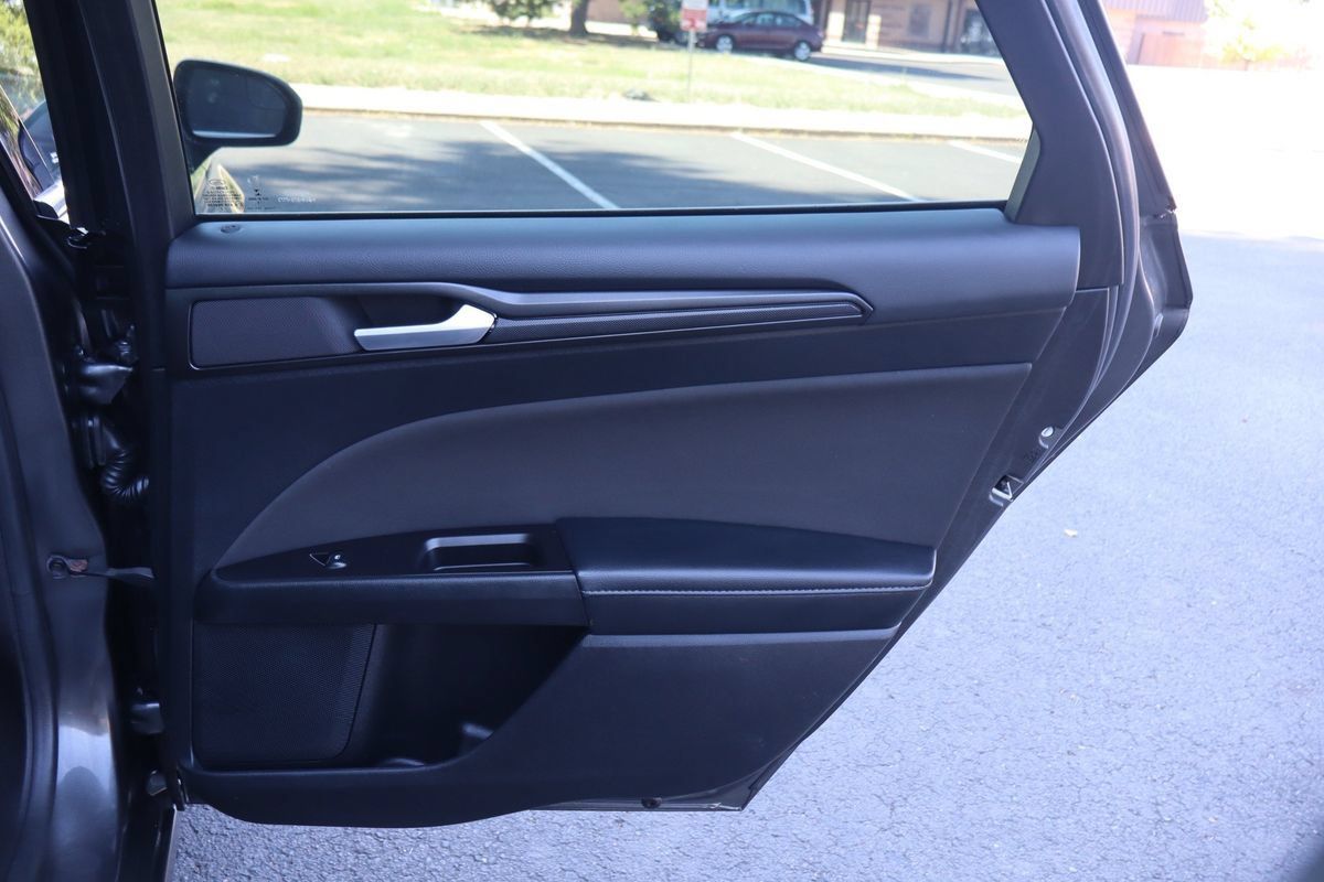 Used 2018 Ford Fusion SE w/ Equipment Group 201A FWD image 25