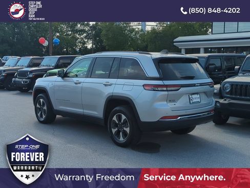Used 2022 Jeep Grand Cherokee Limited 4xe w/ Luxury Tech Group II AWD/4WD image 4