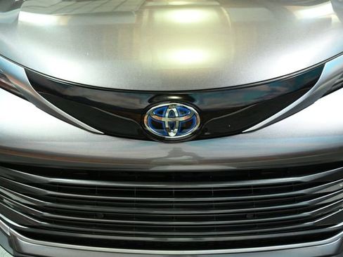 Used 2024 Toyota Sienna Limited image 17