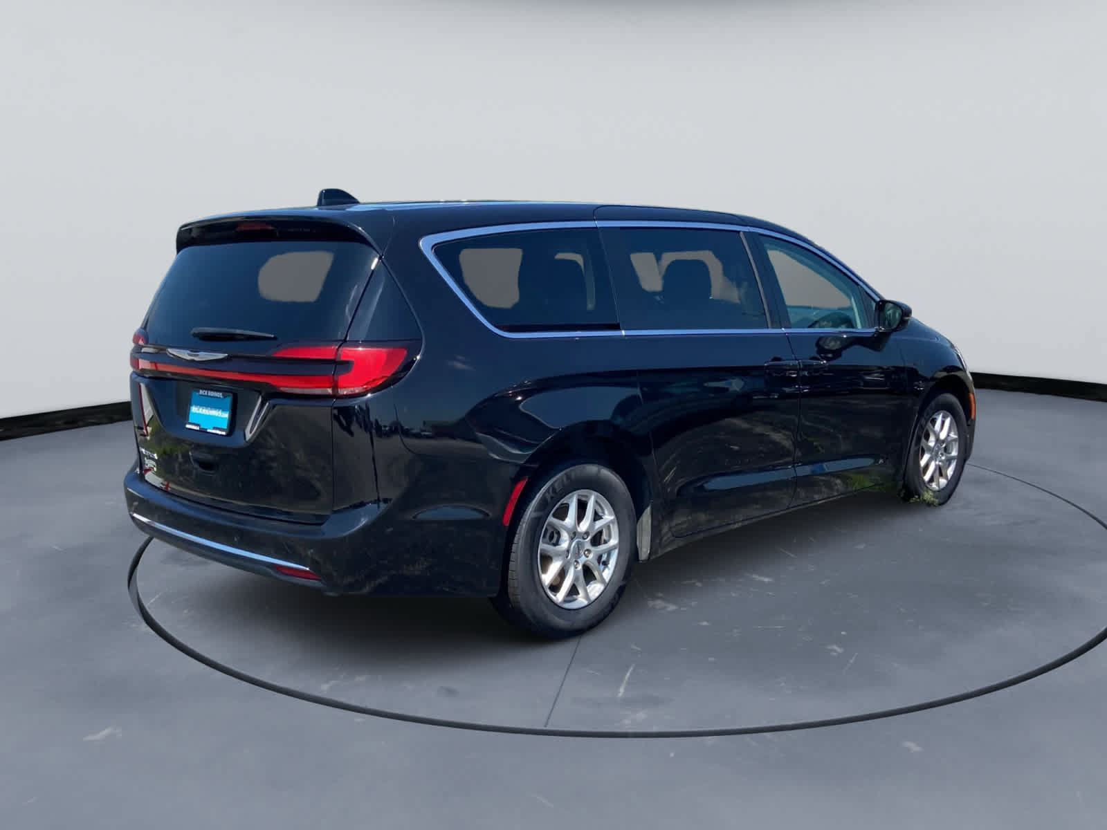 Used 2024 Chrysler Pacifica Touring-L FWD image 5