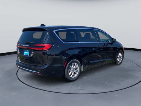 Used 2024 Chrysler Pacifica Touring-L FWD image 5