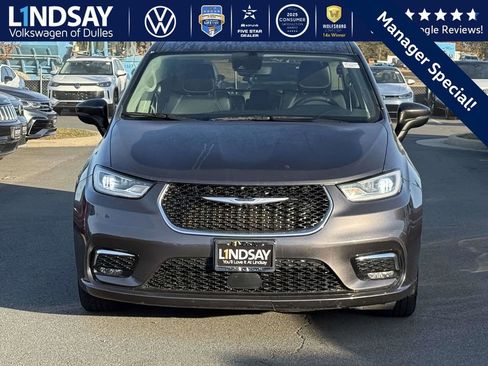 Used 2023 Chrysler Pacifica Touring-L image 2