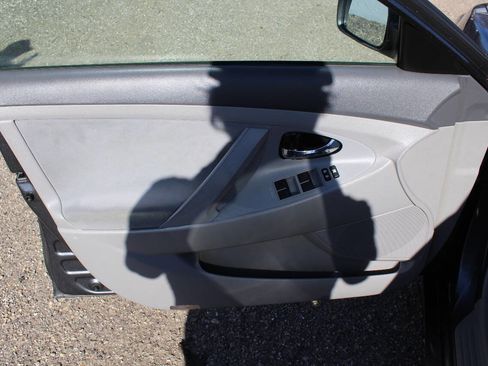 Used 2010 Toyota Camry LE image 7