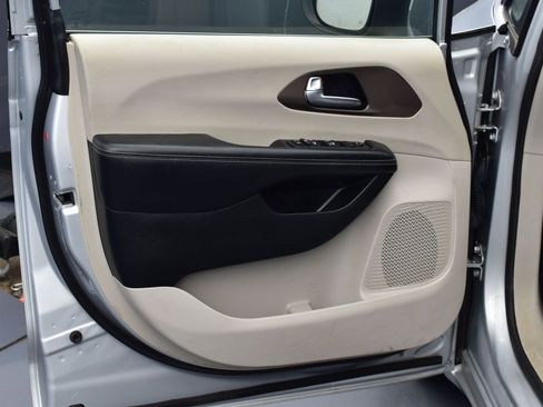 Used 2022 Chrysler Voyager LX FWD image 23