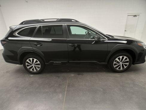 Used 2025 Subaru Outback Premium image 9