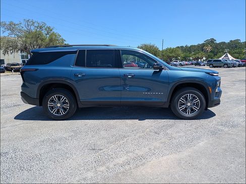 New 2026 Chevrolet Traverse LT w/ Driver Confidence Package FWD image 3