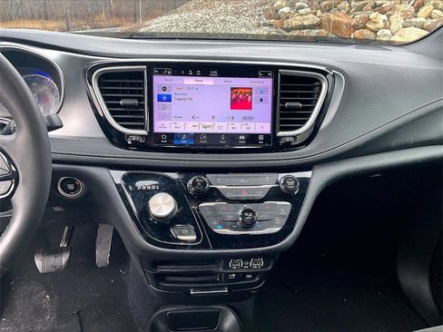 Used 2022 Chrysler Pacifica Touring image 29