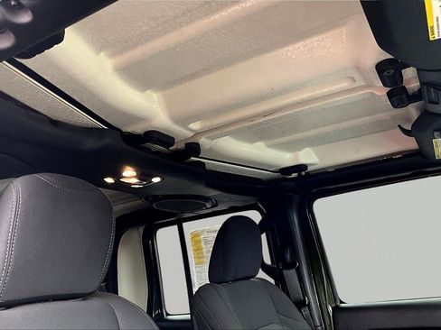 Used 2022 Jeep Gladiator Sport image 19