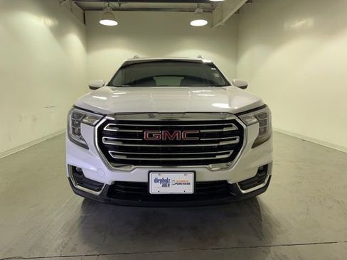 Used 2022 GMC Terrain SLT w/ Infotainment Package II image 2