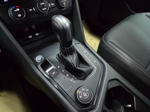 Used 2021 Volkswagen Tiguan SE R-Line image 26