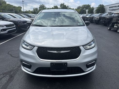 Used 2024 Chrysler Pacifica Touring-L FWD image 16