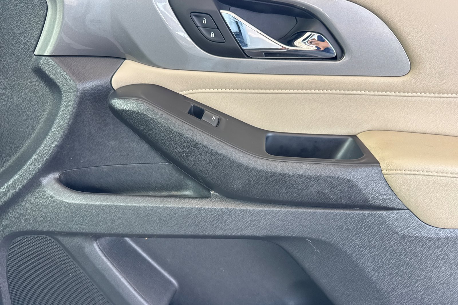 Used 2023 Chevrolet Traverse LS FWD image 28