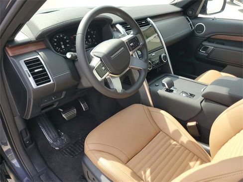 Used 2024 Land Rover Discovery Dynamic SE image 24