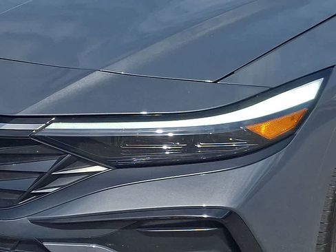 Used 2025 Hyundai Elantra SEL image 9