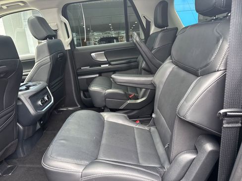 Used 2025 Ford Expedition Max Platinum AWD/4WD image 28