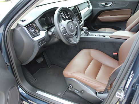 Used 2018 Volvo XC60 T5 Momentum w/ Convenience Package AWD/4WD image 11