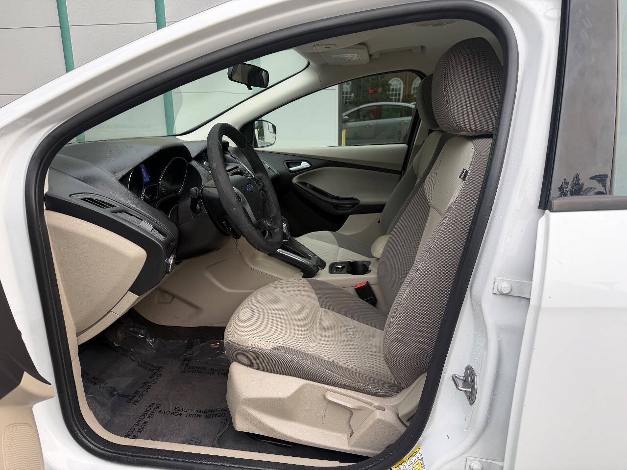 Used 2013 Ford Focus SE w/ SE Winter Pkg FWD image 12