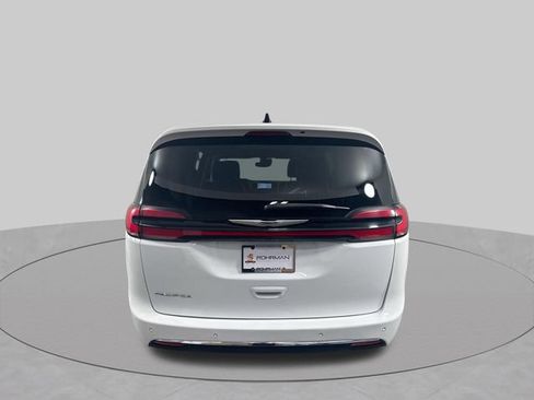 Used 2023 Chrysler Pacifica Touring-L FWD image 32