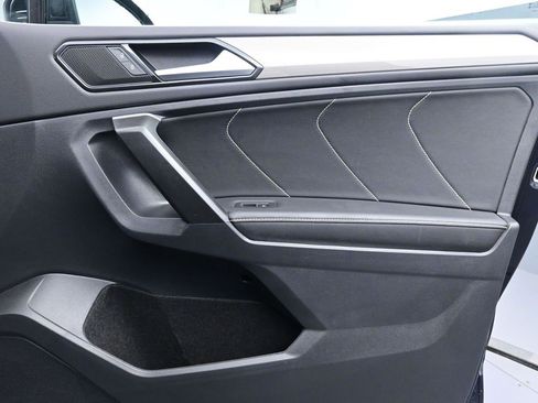 Used 2024 Volkswagen Tiguan SE image 31