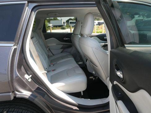 Used 2019 Jeep Cherokee Limited FWD image 27