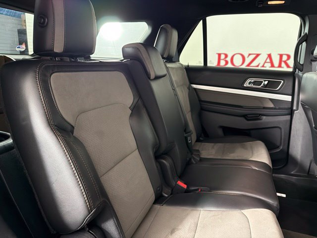 Used 2017 Ford Explorer XLT w/ Equipment Group 202A AWD/4WD image 38