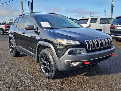 Used 2017 Jeep Cherokee Trailhawk image 7