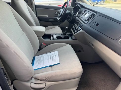 Used 2016 Kia Sedona LX w/ LX Convenience Package image 24