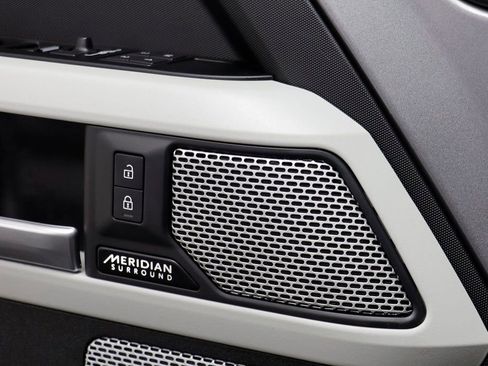 Used 2023 Land Rover Defender 130 SE image 7