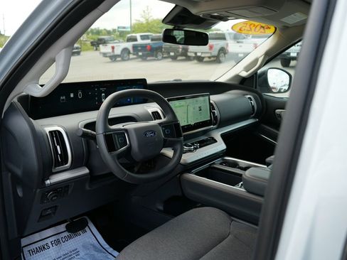Used 2025 Ford Expedition Active AWD/4WD image 18