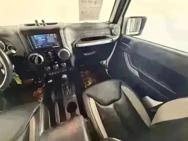 Used 2018 Jeep Wrangler Unlimited Rubicon w/ Connectivity Group AWD/4WD image 11