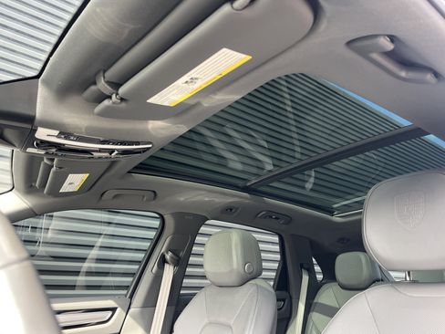 Certified 2022 Porsche Cayenne Platinum Edition image 37