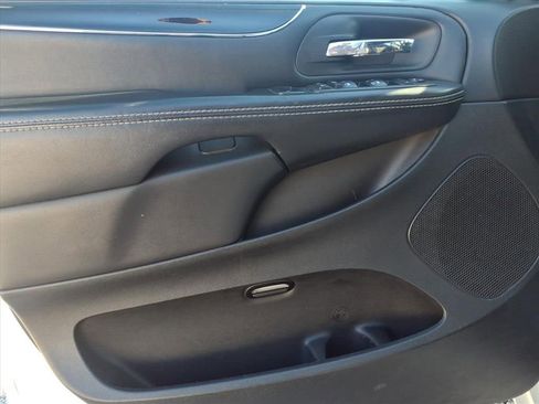 Used 2018 Dodge Grand Caravan SE image 12