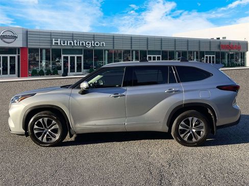 Used 2022 Toyota Highlander XLE image 9