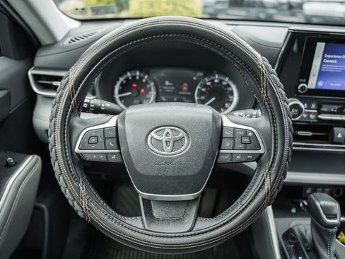 Used 2023 Toyota Highlander LE FWD image 30
