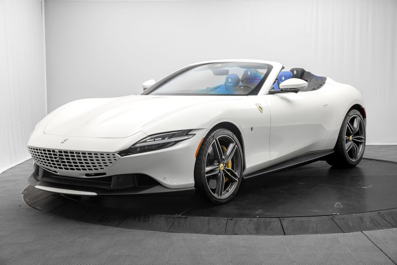Used 2025 Ferrari Roma Spider RWD image 3