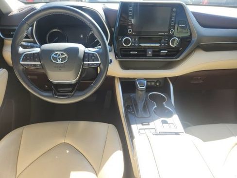 Used 2021 Toyota Highlander XLE AWD/4WD image 8