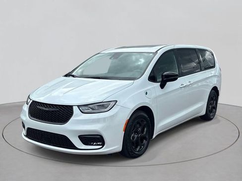 Used 2023 Chrysler Pacifica Limited w/ Uconnect Theater Family Group FWD image 1