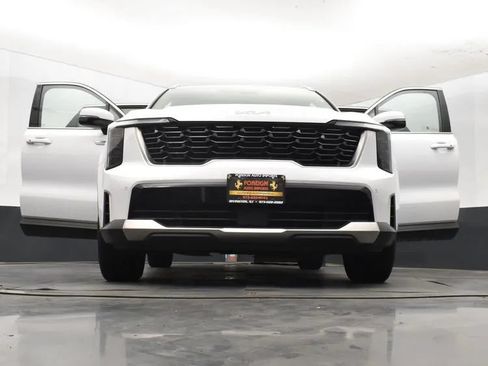 Used 2024 Kia Sorento S FWD image 11