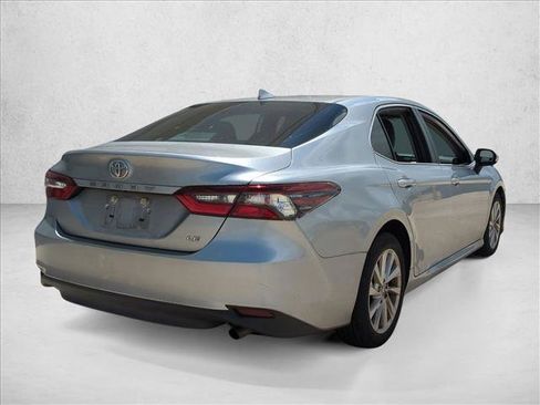 Used 2022 Toyota Camry LE FWD image 5